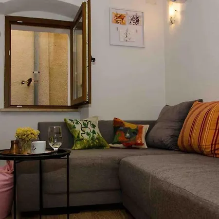 Lovely Vacation House In Old City With Parking Apartment